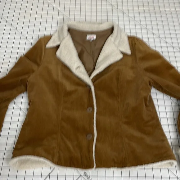 San Joy corduroy cropped camel colored jacket with faux sherpa lining - Picture 4 of 10